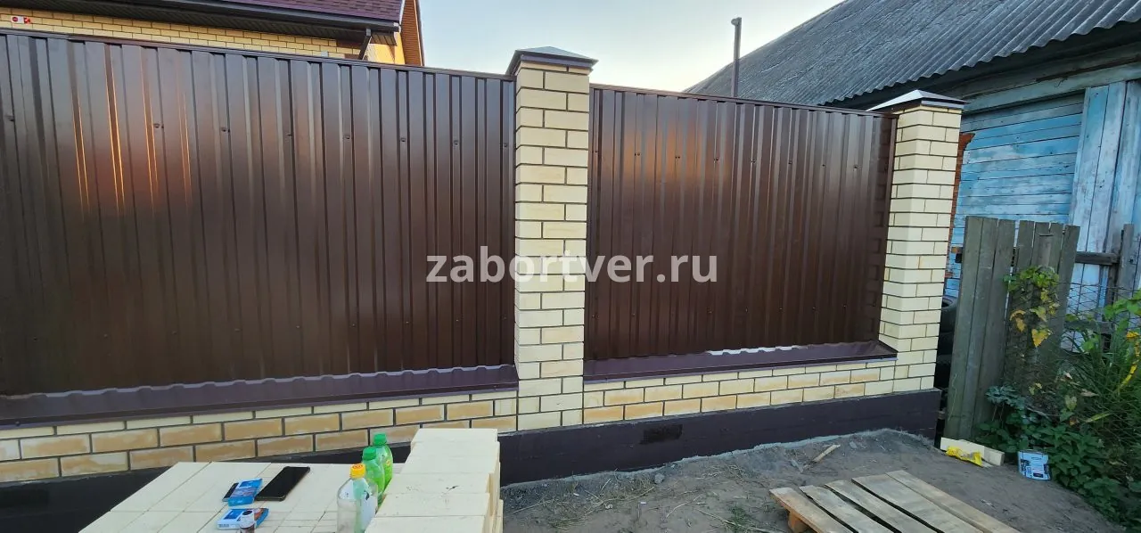 Заборы из профнастила в Максатихе для дачи с установкой под ключ