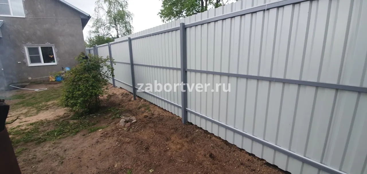 Заборы из профнастила в Бежецке для дачи с установкой под ключ